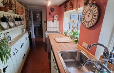 Cheerful, bright, cosy period cottage with hot tub - Foto 40