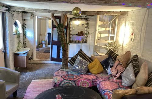 The Eclectic Coach House - Photo 18