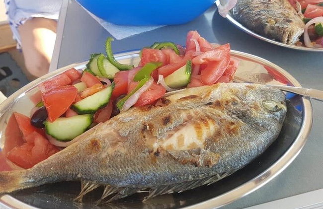 Capitán Manolis Pesca con barbacoa en el barco - Foto 12