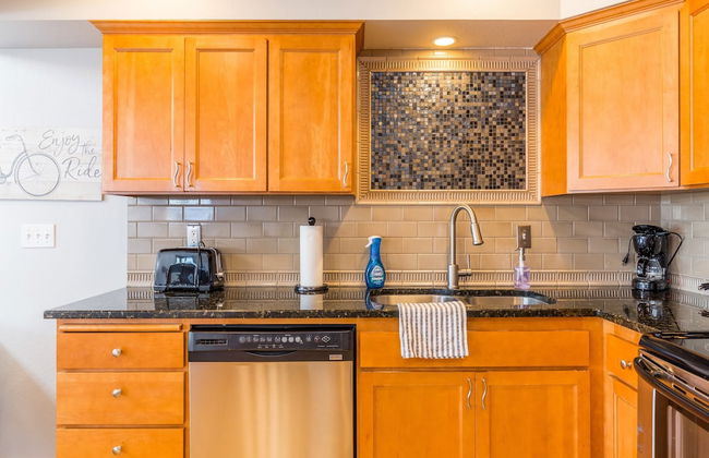 Coastal Chic Beach Condo by Avantstay Balcony - Photo 10