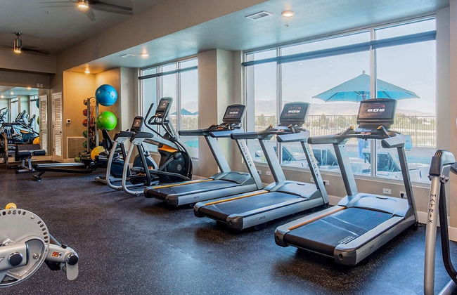 Chic Apt w Jacuzzi Pool BBQ Mountain Views - Foto 32