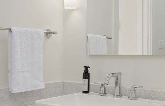 Stunning 3 Bedroom Secondary Suite N Van - Photo 32