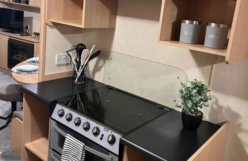 3 Bedroom Caravan - Sleeps 8 - Parking, Wifi, Pool - Foto 14