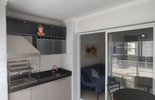 Apartamento na Praia das Toninhas em Ubatuba 350m da praia -2 quartos sendo 1 suite, piscina, varanda gourmet com churrasqueira, ar condicionado, cozinha completa, duas garagens - Foto 40