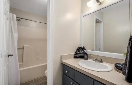 Chic Remodeled Retreat Near Emu: Easy Commute 2 Bedroom Apts - Foto 14