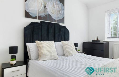 Delightful 3BR Home - Hot Tub - Near Castle, QMC - City Centre & Trent Bridge - Free WiFi & Parking - Sleeps 6 - Foto 10