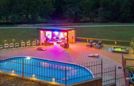 Creekside Oasis - 5BR Retreat with Pool & Hot Tub - Foto 7