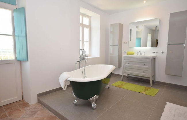 Elegant Loule Mansion With Pool - Photo 20