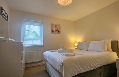 Modern Comfy 3 Bed Home - Free 2 space driveway - Free road parking - Free Netflix - Foto 5