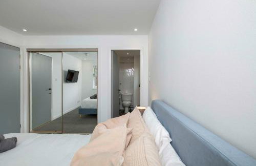 LANGLEY HOUSE Free Parking central LOCATION 5 bed all double with smart TV 3 BATHROOMS Loved by TRADES teams ideal for LONG STAYS contact langley cottages and apartments - Foto 33