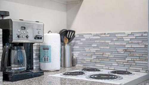 Stylish 1BR Apartment with AC Full Kitchen & WD - Just Steps to the Beach - Foto 4