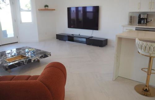 Luxury 3BR, 2BA Newly Renovated with Huge Backyard - Photo 18