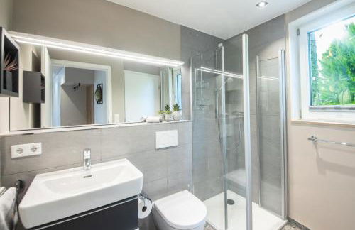 LAKESIDE LODGE - Photo 15