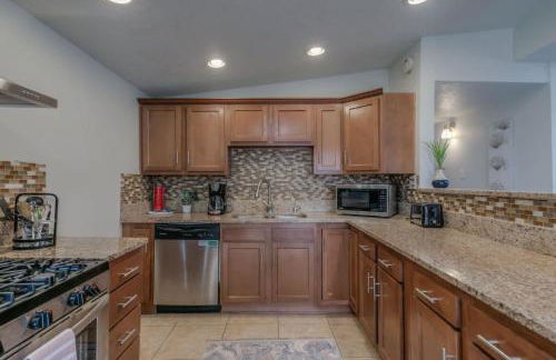 Pitt Paradise Pet Friendly Oasis - An Irvie Home - Photo 11