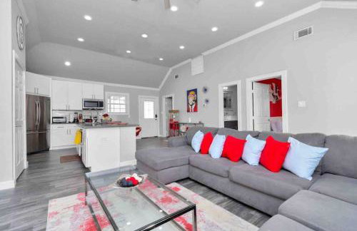 Prolific Red Luxe: Private Deck + Stylish Living - Photo 31