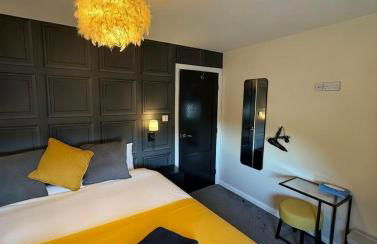 Large stylish home with Games room 5 bedroom sleeps 11 free WiFi and parking - Foto 16