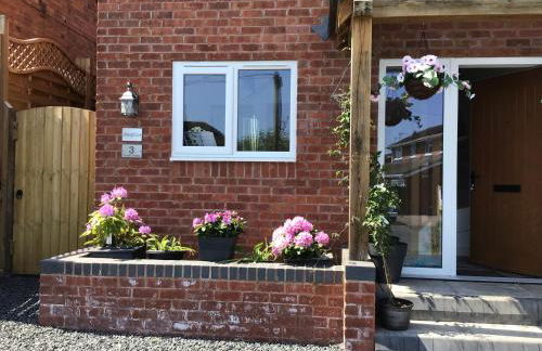 Luxurious 3 bedroom house now with FULL FIBRE INTERNET Shangri la in village of Alfrick with driveway parking for 3 cars in an area of outstanding natural beauty, superb walking,close to Worcester, Malvern showground, theatre, Malvern hills, dogs welcome - Photo 36