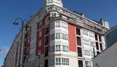 Atico céntrico con piscina comunitaria - Foto 3