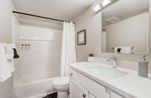 Newly Built 3BD Retreat w Mtn Views & Game Room - Foto 37