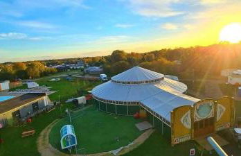 Caravan with hot tub at Tattershall lakes - Foto 49