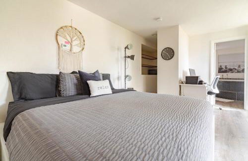 Modern 2 BR 2BA Biz Friendly Duplex with Fast Wi-Fi and Workspaces - Foto 20