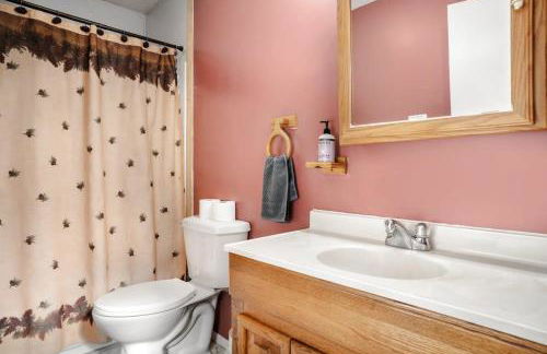 Cabin w hot tub & kayaks by river - Foto 25