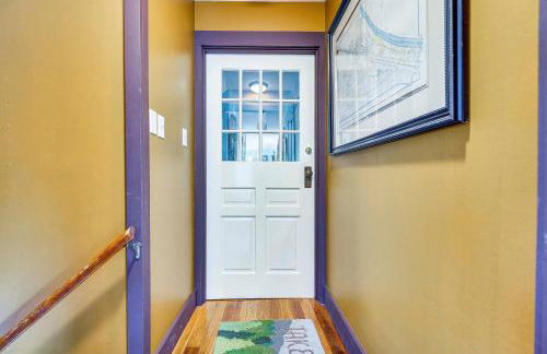 Ambient Manchester Village Abode with Deck and Pond! - Foto 19