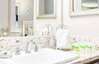 Glamorous Regal Design Home with Private Patio and Garage - Foto 20