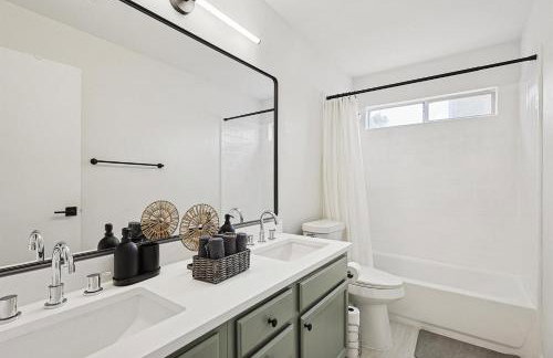 5BR w Backyard Paradise Pool Cinema Games - Foto 33