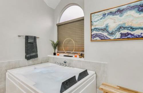 Captivating 6BR 3B Home with Pool & Fire Pit - Foto 64