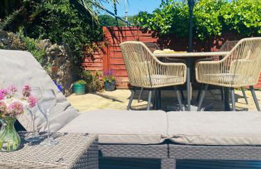 Little Trevio - seaside haven with parking and sea views - Photo 26