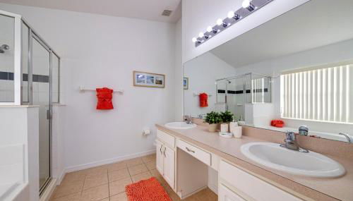 630- 3 Bedroom South facing Home with Pool Drenched in Florida Sunshine Perfect for Families - Foto 4, Shower