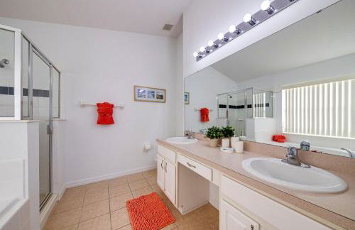 630- 3 Bedroom South facing Home with Pool Drenched in Florida Sunshine Perfect for Families - Foto 4