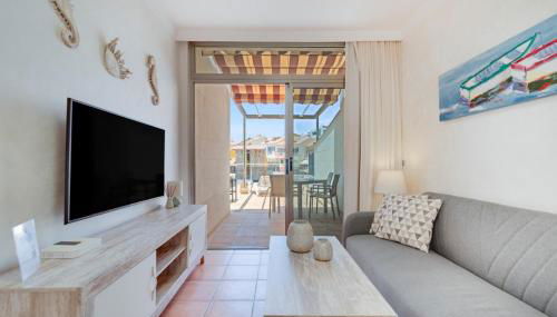 Cozy 2BR Retreat With Big Terrace, Peaceful Stay Minutes Away From the Beach - Foto 4