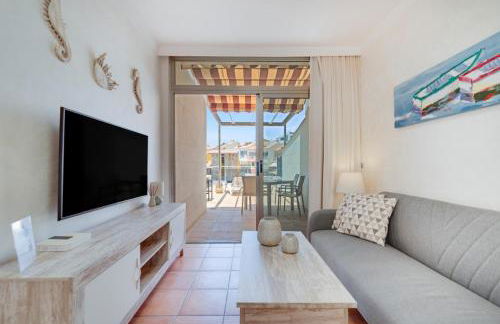 Cozy 2BR Retreat With Big Terrace, Peaceful Stay Minutes Away From the Beach - Foto 4