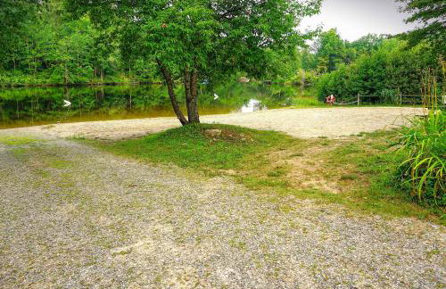 Becket Home with 3-Season Porch Walk to Lake Access - Foto 29