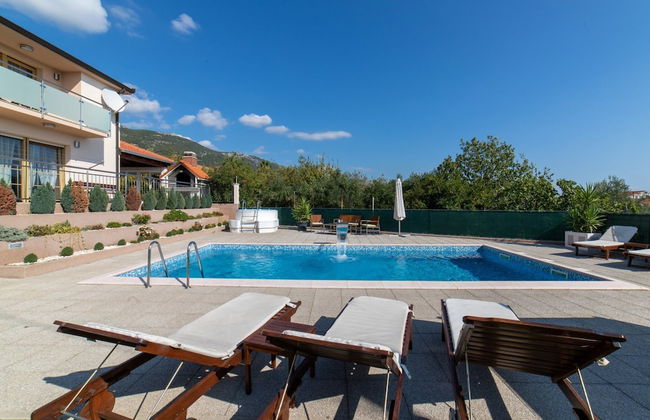 Spacious Holiday Home With Pool and Hot Tub in Kastel Stari - Foto 16