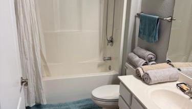 3BD 3BA Gated Condo LakeFront Lake Ozark, MO Isla Del Sol 4 M from Dam - Foto 5, towels, Shower