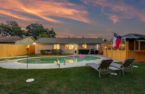 4BR 2B Home with Pool Hot Tub Fire Pit - Foto 2