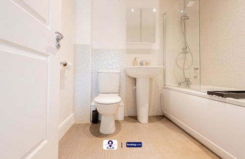 Last-Minute Escapes ! Summer Days l RTM Stay l 4 -Bed House By Finesse Stays Short Lets & Serviced Accommodation Wakefield With Parking, Contractors - Foto 52