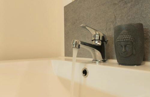 CitizenHouse Anzin - 4 Studios - 15 à 36m2 - Jardin - Terrasse - Accès autonome - WiFi - Netflix - Foto 42