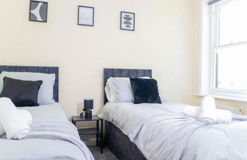 3 Bedroom House - Free Parking-Hospital-Contractors-Families - Long Stay Rates Available - Photo 6