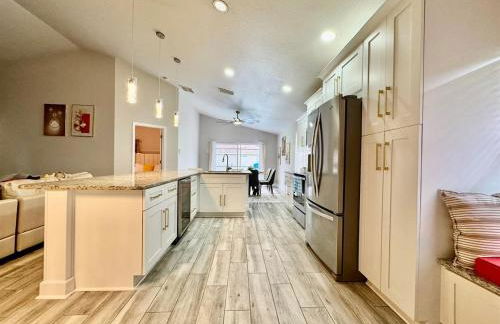 Modern 4BR 2BA with pool in gated community - Foto 35