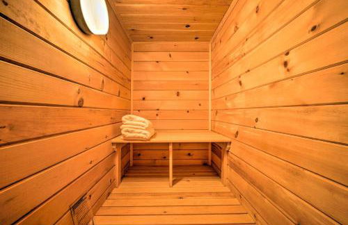 Luxe Plymouth Chalet with Indoor Pool and 3 Decks! - Foto 17