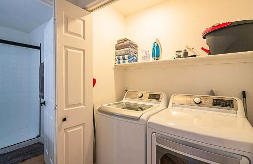 Family-Friendly Stay , Tennis & Basketball Courts, King Beds & Parking- H2167 - Foto 25