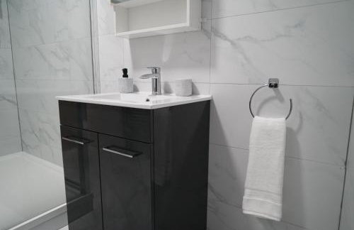 Modern 2 Bed Apartment, Desborough, Kettering, Sleeps 5, Free Parking, WIFI, Ideal for Contractors, Professionals, Families and Relocations - Photo 26