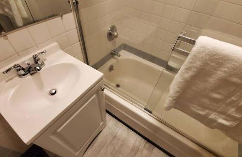 Cozy Cottages across from the Food Trucks of Aloha mall - Foto 27