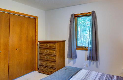 2 Mi to Cedar Lake Quiet Home with Fire Pit and Deck - Foto 23