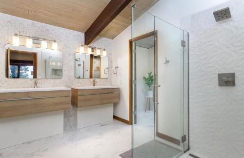 Retro Metro Deck House MCM Gem with Hot Tub & Spectacular Views! - Foto 24