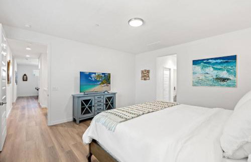 Spacious 5BR Getaway w Game Room & Modern Comfort - Photo 50